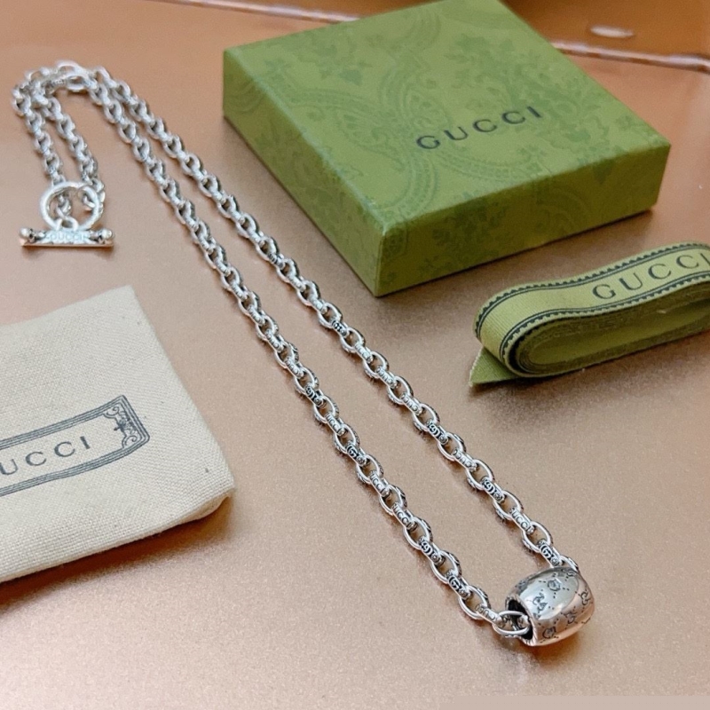 G*u*i necklaces